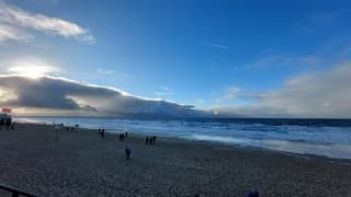 Dikke wolken boven zee 