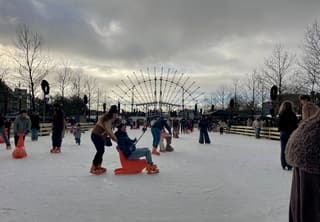 Museumplein ijspret voordat het oujaarsfeest van start gaat