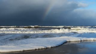 Regenbuien boven zee