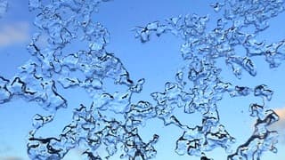 ijs op het dakraam bij zonsopkomst