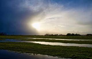 Doorkomende zon na de sneeuw en regen