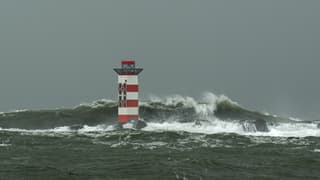 Enorme golf in aantocht en slaat over de vuurtoren heen zie eerste foto