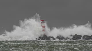 Hoge golven in tussen de pieren in. 