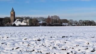 Sneeuwpret bij de kerk van Zoelen