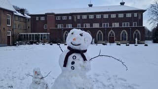 Sneeuwpop op Abdijhof Mariënkroon 