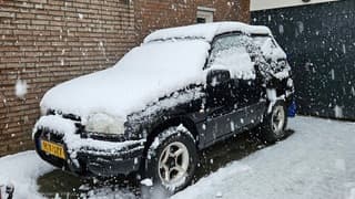 Auto onder de sneeuw 