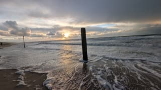 Wat een mooie schuimparty op het strand.