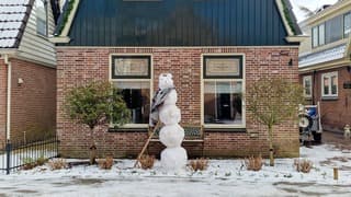 Deze sneeuwpop tovert een glimlach op je gezicht!