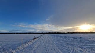 Zon en sneeuwbui vanochtend boven een witte wereld