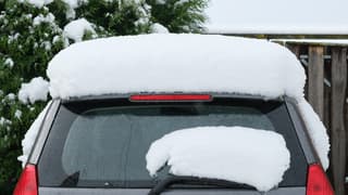Dik pak sneeuw op auto