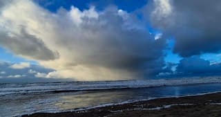 Neerslag raakt de zee in bloemendaal aan zee