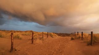 Kleurige wolken bij zonsondergang