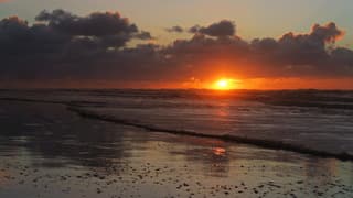 Zonsondergang boven woelige zee