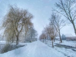 Volop sneeuw in het midden van het land, 11:30 Mijdrecht.
