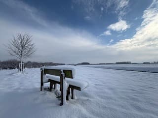 Bankje in de sneeuw