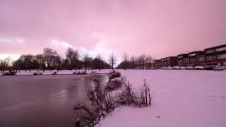 Alles kleurt roze tijdens zonsopkomst