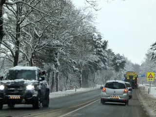 Achter de strooiwagen