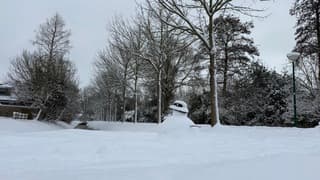 De sneeuwpop word steeds dikker