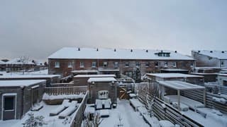 Stuifsneeuw op de muren van de huizen