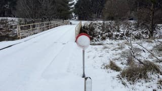 Regen de sneeuw verdwijnt op het strand en duin