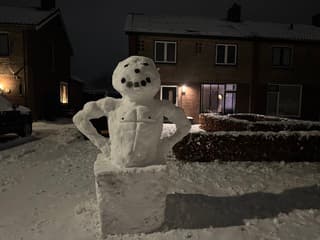 Sneeuwpop met mooie spierballen