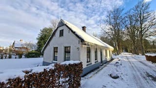 IJspegels onderaan de dakrand van een monumentaal huisje in Frederiksoord