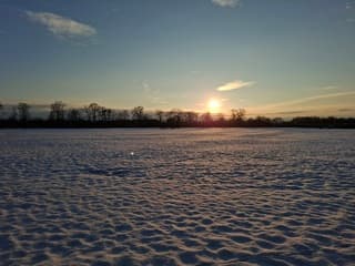 Sneeuw bij zonsondergang 