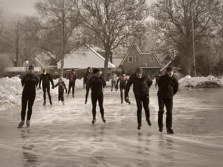 Winterweer in Nieuw-Buinen op de schaatsbaan 