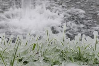 Door het gespetter van de waterval 