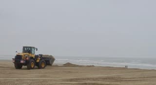 Zand weer terug rijden op het strand van Wijk aan Zee
