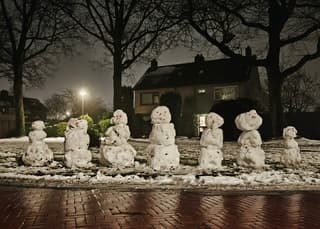 Zeven sneeuwpoppen wachten op vorst
