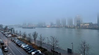 Wolkenkrabbers in de mist 
