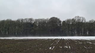 Dampen boven de resterende sneeuwresten