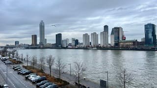 Gevarieerde wolkenlucht tegen zonsondergang 