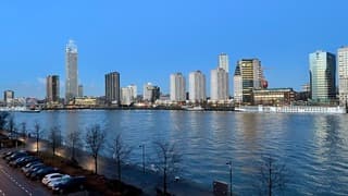 Heldere lucht tegen zonsopkomst 