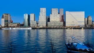 Zonsopkomst weerspiegeld in het witte pand