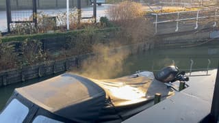 Zonkracht stomende boot in de zon