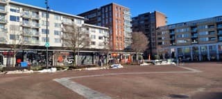 Sneeuwresten met strakblauwe lucht 