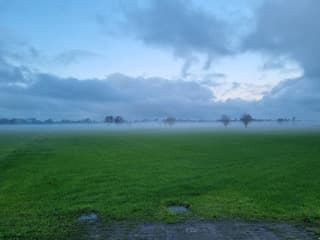 Mistige start van een zonnige dag