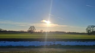 Volop zon en nog steeds sneeuw op de helling van een sloot uit de zon