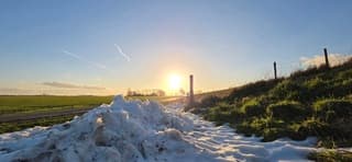 Laagstaande middagzon boven sneeuwresten vanmiddag 