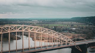 De Waalbrug omringt door bewolking