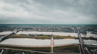 Drie bruggen die de verbinding zijn naar de stad