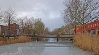 Grijs en smeltend ijs.