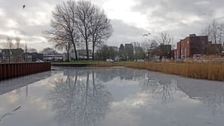 Spiegelingen op het ijs.