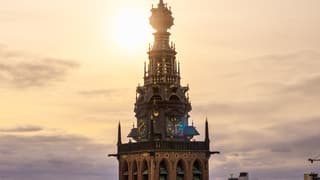 Lage middag zon langs de Stevenskerk