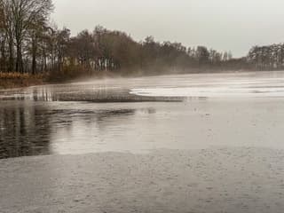 Regen damp op ijslaag