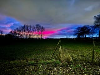 Paarse lucht en blauwe wolken 
