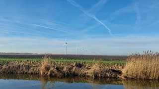 Vliegtuigstrepen in de lucht