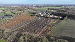 Tuinders aan het werk met korte mouwen (foto1, drone)